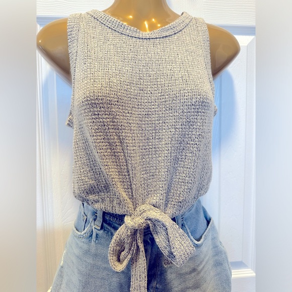 *bundle* Four cute summer tops. Size Medium. - Picture 11 of 16